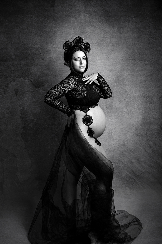 Foto Fine Art in bianco e nero di maternità di una donna incinta con un velo nero e una maglia di pizzo. Fotografia Fine Art in bianco e nero di maternità di una donna Trieste