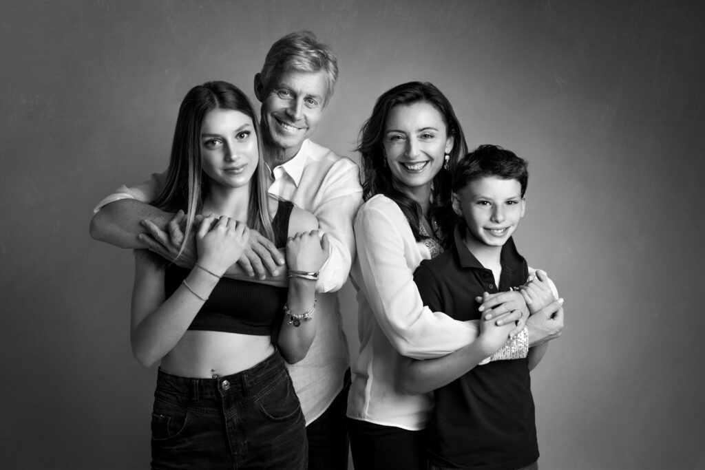 Foto ritrattistica di famiglia in bianco e nero, con genitori, fratello e sorella. Fotografia ritratto in bianco e nero di famiglia Trieste