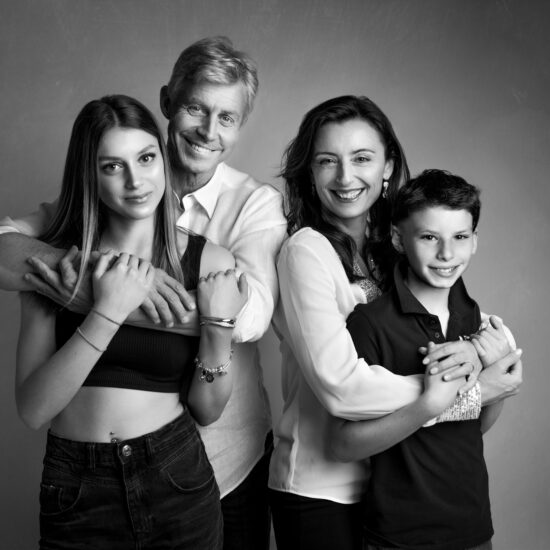 Foto ritrattistica di famiglia in bianco e nero, con genitori, fratello e sorella. Fotografia ritratto in bianco e nero di famiglia Trieste