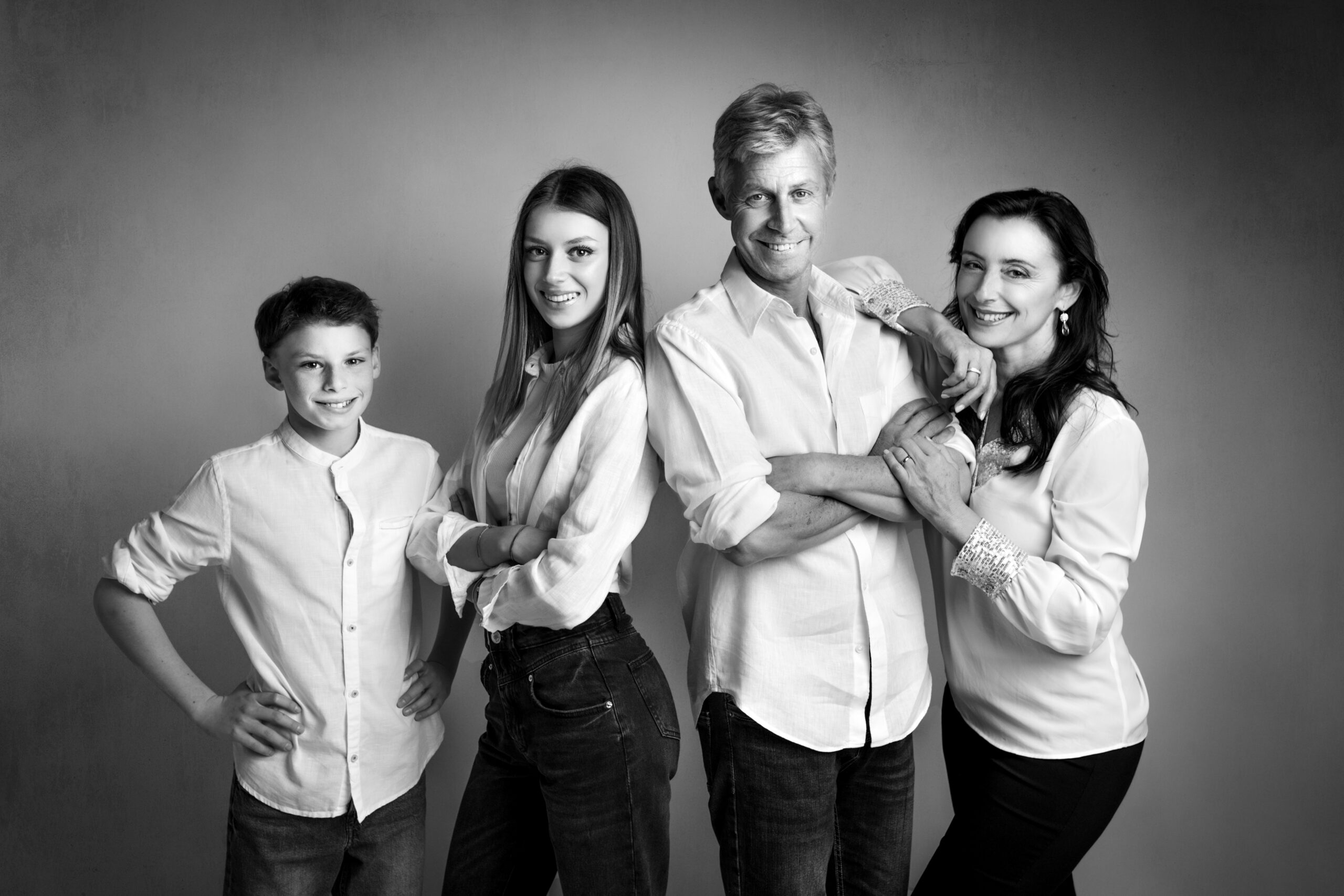 Foto di famiglia in bianco e nero, con genitori, fratello e sorella. Fotografia in bianco e nero di famiglia Italia