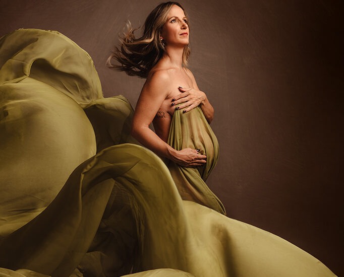 Foto Fine Art a colori di maternità di una donna incinta, coperta da un velo verde. Fotografia Fine Art a colori di maternità di una donna coperta da un velo verde Trieste