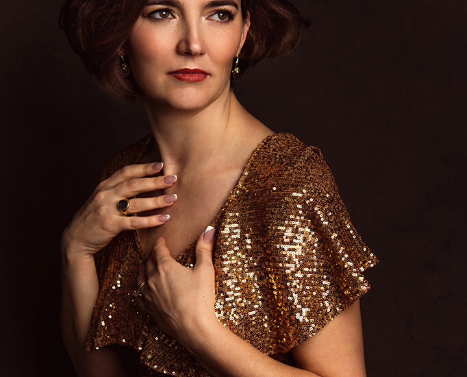 Foto Fine Art a colori di una donna con un vestito con i brillantini in oro ed una coroncina di perle. Fotografia ritratto Fine Art a colori Italia