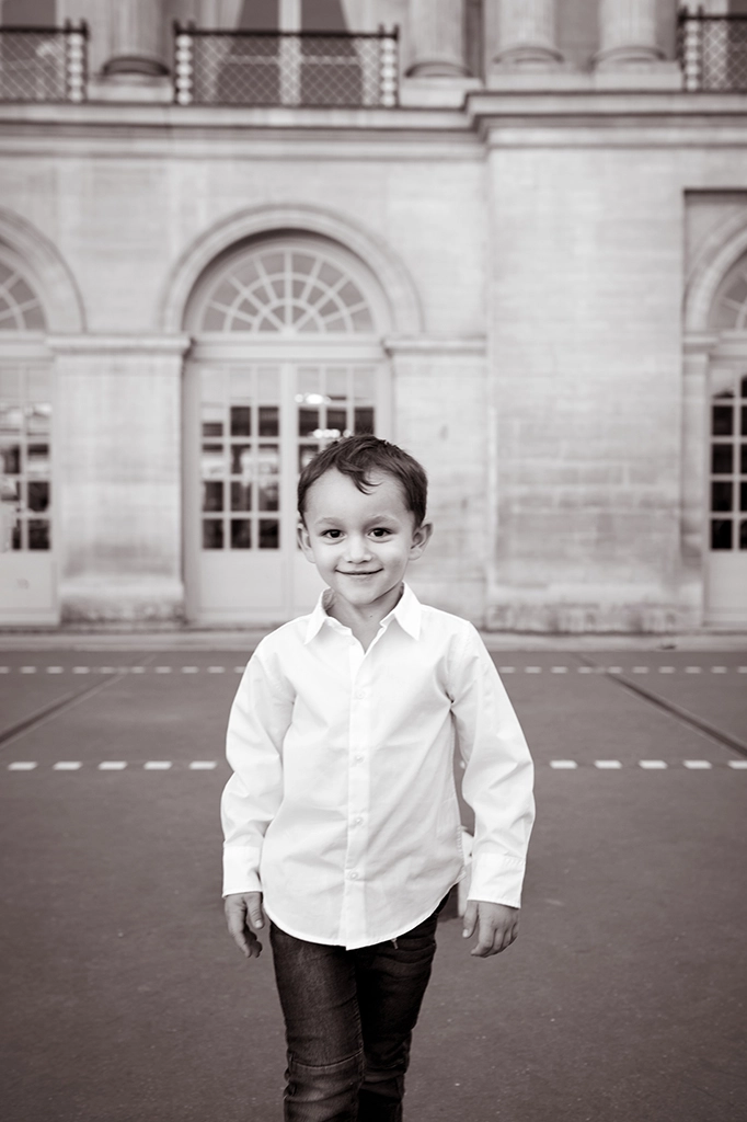 Foto in bianco e nero fuori studio di un bambino con una camicia bianca. Fotografia in bianco e nero di un bambino Italia