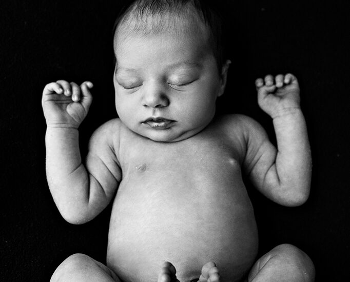 Foto in bianco e nero di un neonato nudo che dorme. Fotografia in bianco e nero di un neonato nudo che dorme Trieste