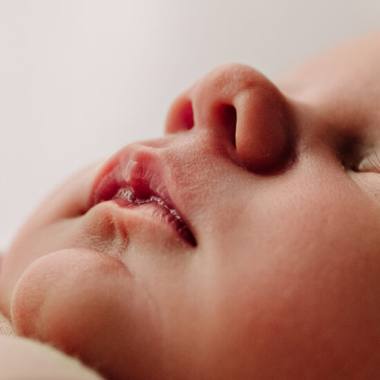Foto a colori di un neonato che dorme. Fotografia di un neonato che dorme a colori Trieste