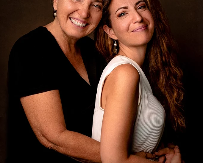 Foto ritratto a colori di famiglia di due donne che si abbracciano. Fotografia ritrattistica a colori Trieste