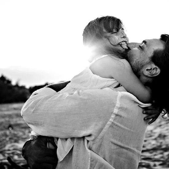 Foto in bianco e nero fuori studio di un padre che abbraccia la figlia. Fotografia fuori studio Trieste