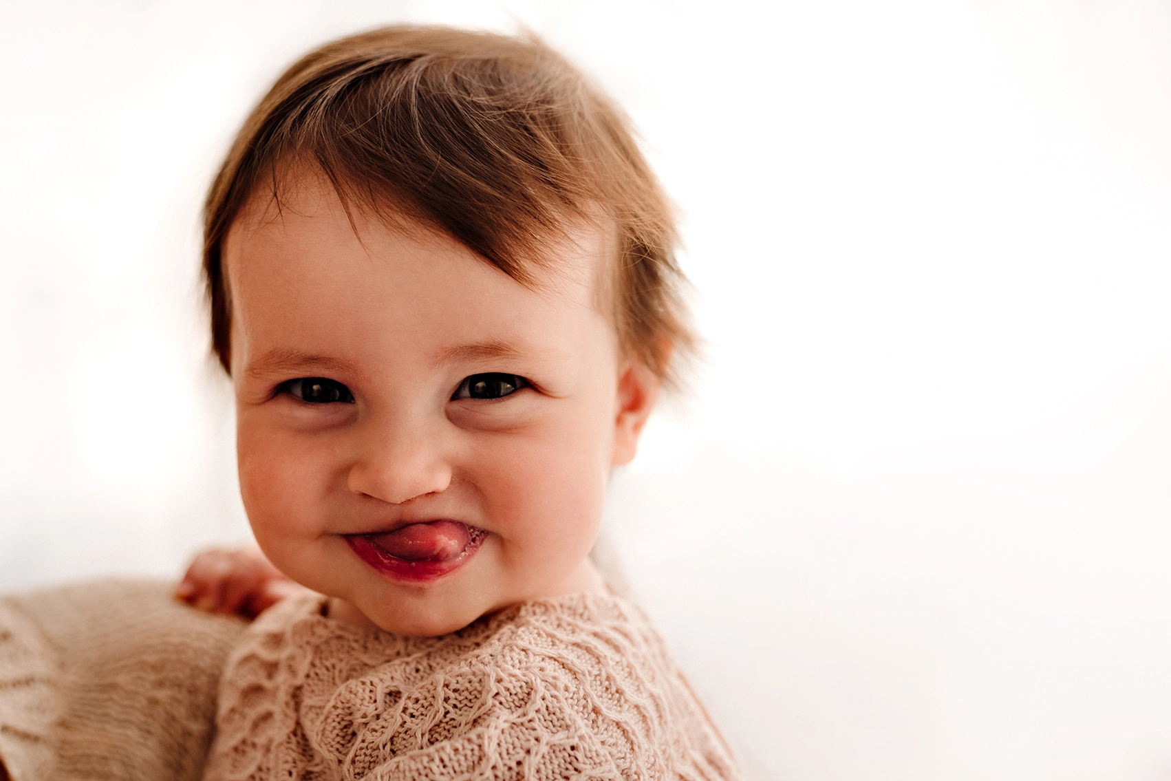 Foto ritrattistica a colori di una bambina che fa la linguaccia. Fotografia ritratto a colori di una bambina che fa la linguaccia Trieste
