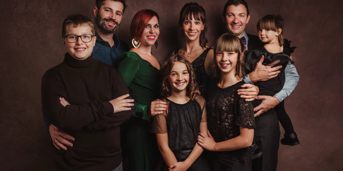Foto di famiglia a colori, in cui tutti sorridono. Fotografia a colori di famiglia Italia